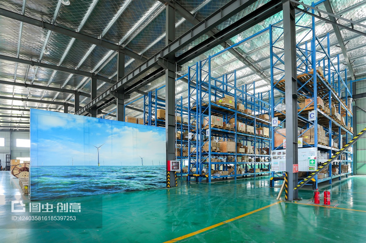 井然有序的現(xiàn)代化工廠 貨架與升降系統(tǒng)的交響曲